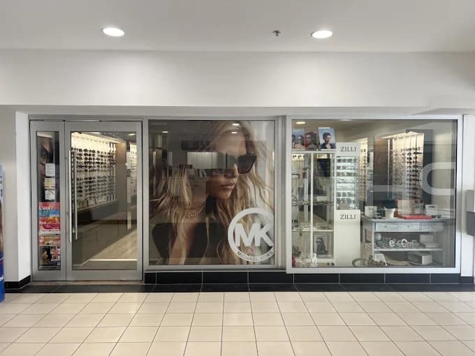 Vitrine du magasin Optic'ino au Centre Commercial Leclerc à Dreux
