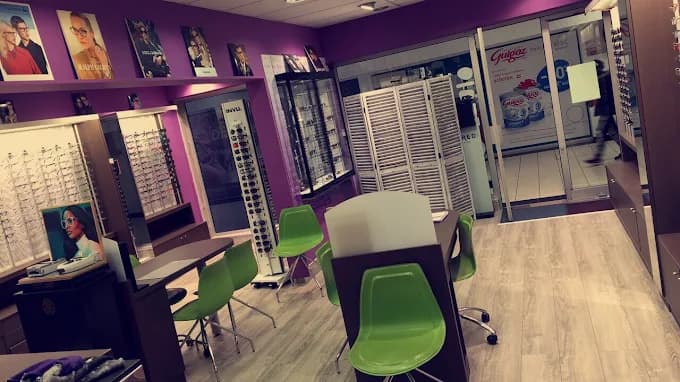Intérieur du magasin Optic'ino, espace de consultation et présentoirs