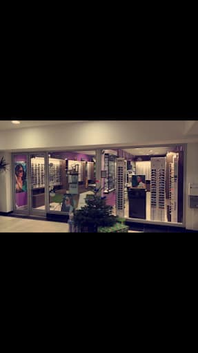Présentoir de montures au magasin Optic'ino à Dreux